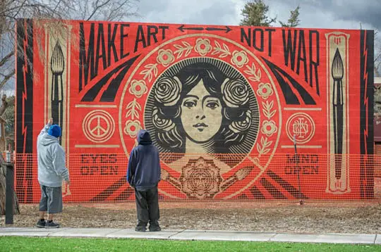 Obey : une nouvelle fresque pacifiste à Santa Fe