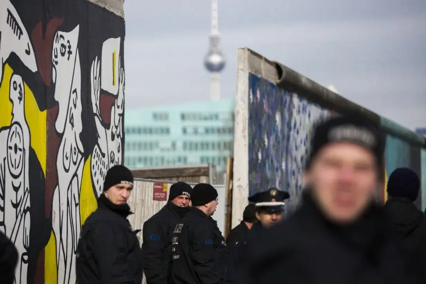 Les premiers blocs de l’East Side Gallery de Berlin sont tombés