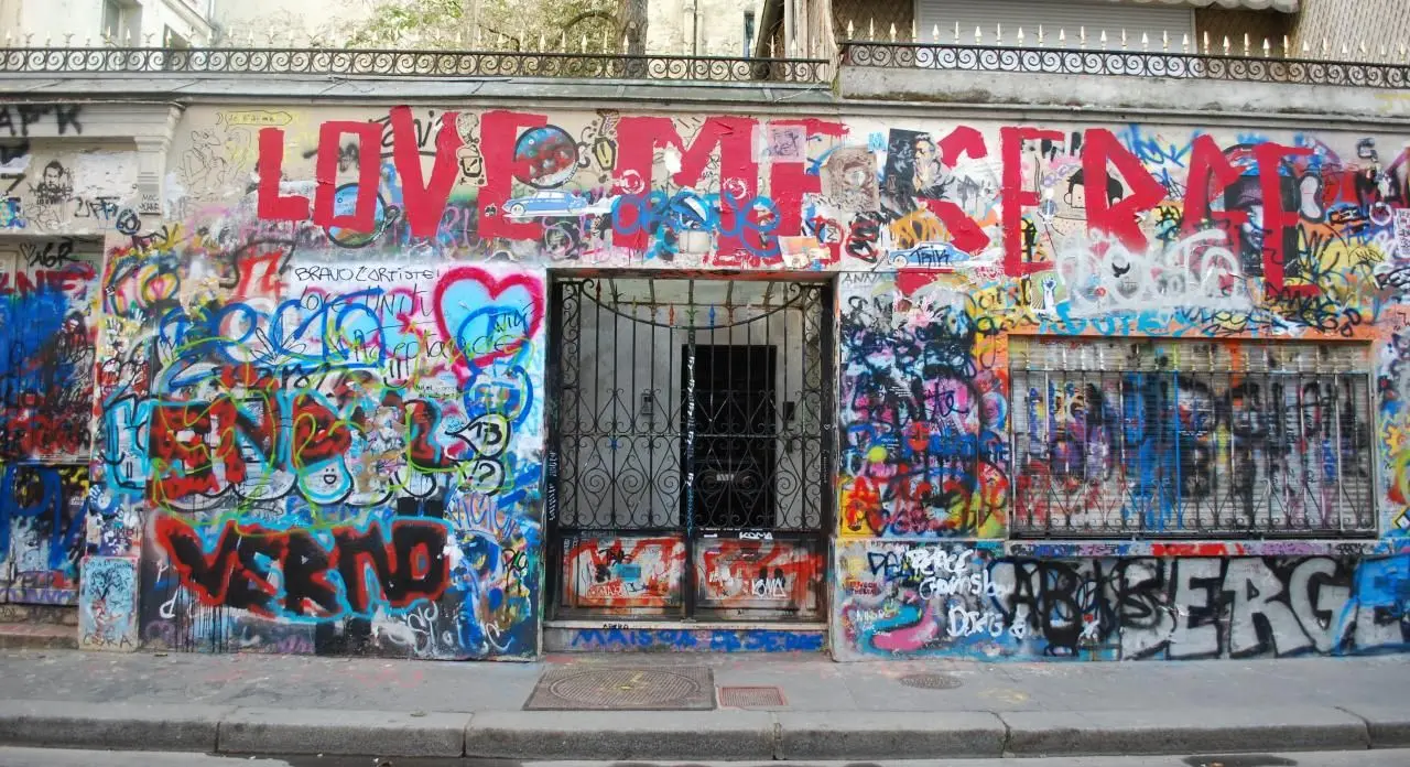 La façade de la maison de Serge Gainsbourg repeinte en blanc