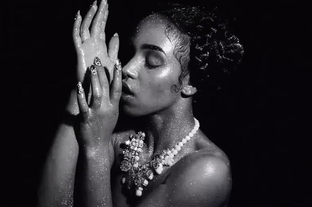 FKA Twigs revient avec le sombre “Papi Pacify”