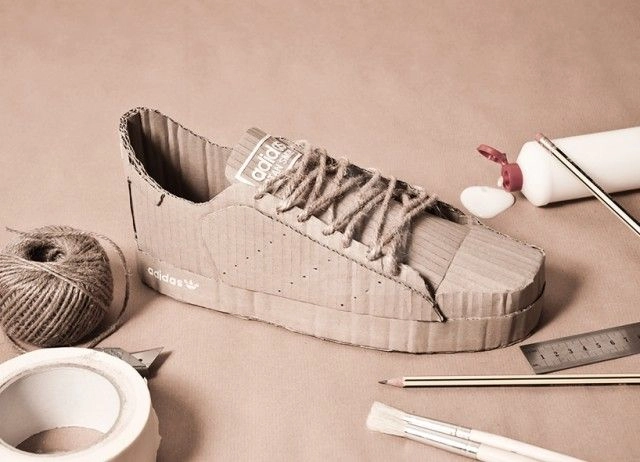 La Stan Smith revue et corrigée en carton