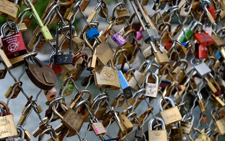 Les cadenas d’amour se séparent du pont des Arts