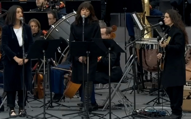 Hommage national : Yael Naim, Camélia Jordana et Nolwenn Leroy chantent “Quand on n’a que l’amour”