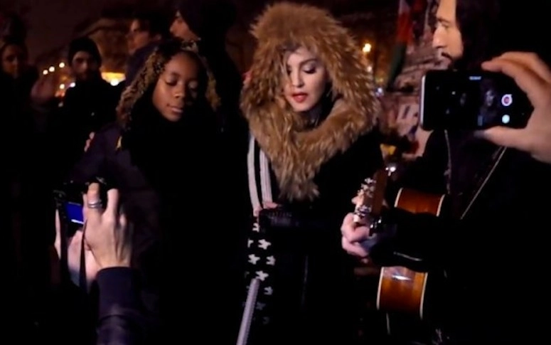 Vidéo : Madonna chante Place de la République en hommage aux victimes des attentats