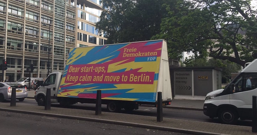 Après le Brexit, des Allemands trollent les Londoniens avec un camion publicitaire