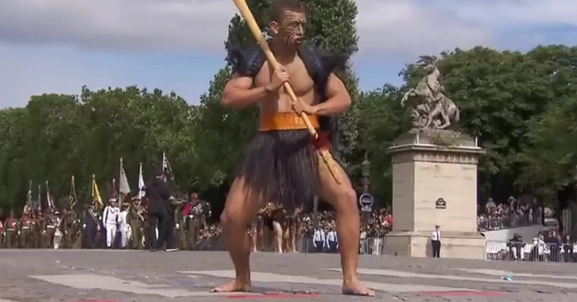 Vidéo : des guerriers maoris défilent pieds nus sur les Champs-Élysées