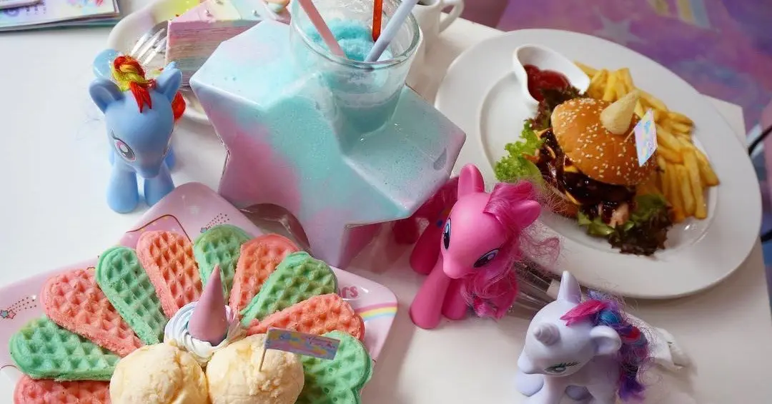 Attention à l’overdose arc-en-ciel, un café licorne a ouvert à Bangkok