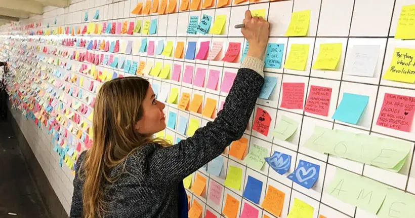 Pour évacuer l’angoisse de l’élection, les New-Yorkais recouvrent le métro de Post-it