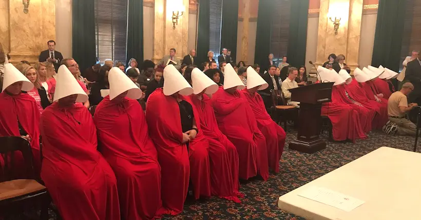 Des activistes américaines protestent contre une loi anti-IVG habillées en “Handmaids”