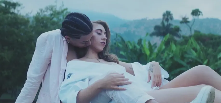 Clip : avec “Nuestro Planeta”, Kali Uchis nous embarque dans une virée sensuelle à Medellín