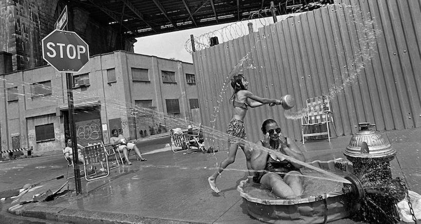 <p>Brooklyn, New York, 1993. Une grand-mère se rafraîchit dans une pataugeoire pendant que sa petite-fille asperge de l’eau avec une casserole sous le pont de Manhattan.<br />
Brooklyn, New York, 1993. A grandmother relaxes in a small plastic wading pool as her granddaughter splashes water from a pot beneath the Manhattan Bridge.<br />
Photo libre de droit uniquement dans le cadre de la promotion de l’exposition de Eugene Richards “The Run-On of Time” à l’Arche du Photojournalisme en 2017 au format 1/4 de page maximum.<br />
Résolution maximale pour publication multimédia : 72 dpi<br />
Mention du copyright obligatoire.<br />
The photos provided here are copyright but may be used royalty-free for press presentation and promotion of the Eugene Richards exhibition “ The Run-On of Time” at the Arche du Photojournalisme in 2017.<br />
Maximum size printed: quarter page<br />
Maximum resolution for online publication: 72 dpi<br />
Copyright and photo credits (listed with captions) must be printed.</p>
