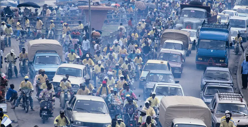 Quand les vieilles voitures polluantes européennes sont revendues en Afrique