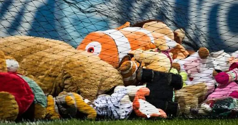 En Belgique, des supporters ont lancé des peluches sur la pelouse pour les enfants défavorisés