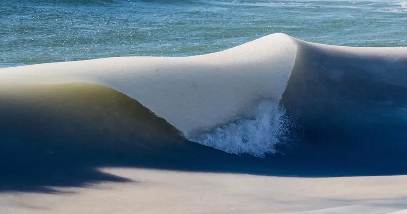 Quand le froid fige les vagues de l’océan Atlantique aux États-Unis