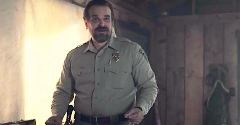 Après avoir perdu un pari, David Harbour va officier le mariage d’un couple fan de Stranger Things