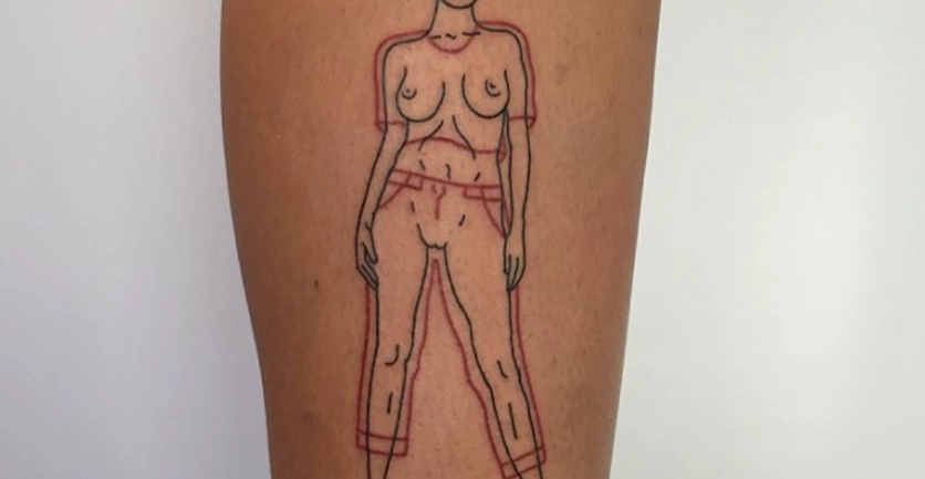 Curt Montgomery, le maître du tatouage minimaliste, sexy et impertinent