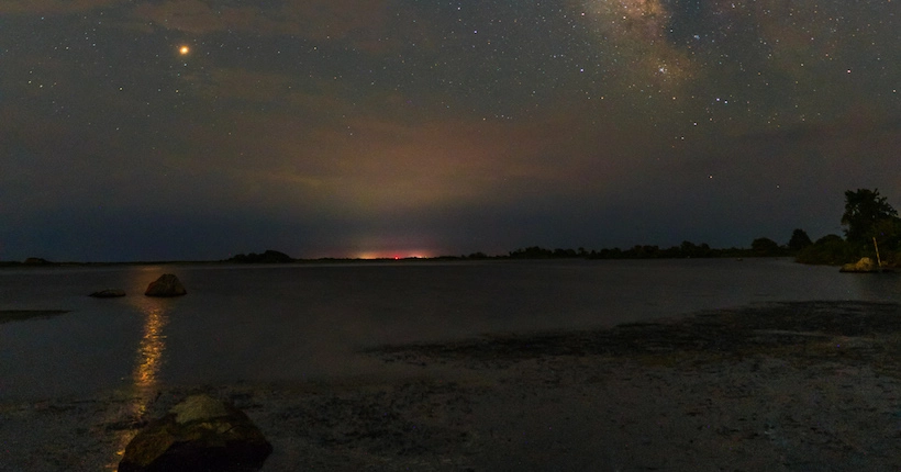 Sur cette photo, la planète Mars est si grosse qu’elle peut se refléter dans l’eau