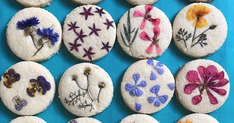 Des desserts décorés de fleurs comestibles, pour donner un côté bucolique à vos gâteaux