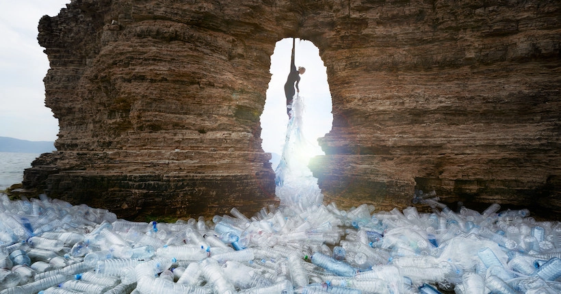 Un photographe a mis en images la quantité de déchets plastiques qui polluent l’océan toutes les 60 secondes