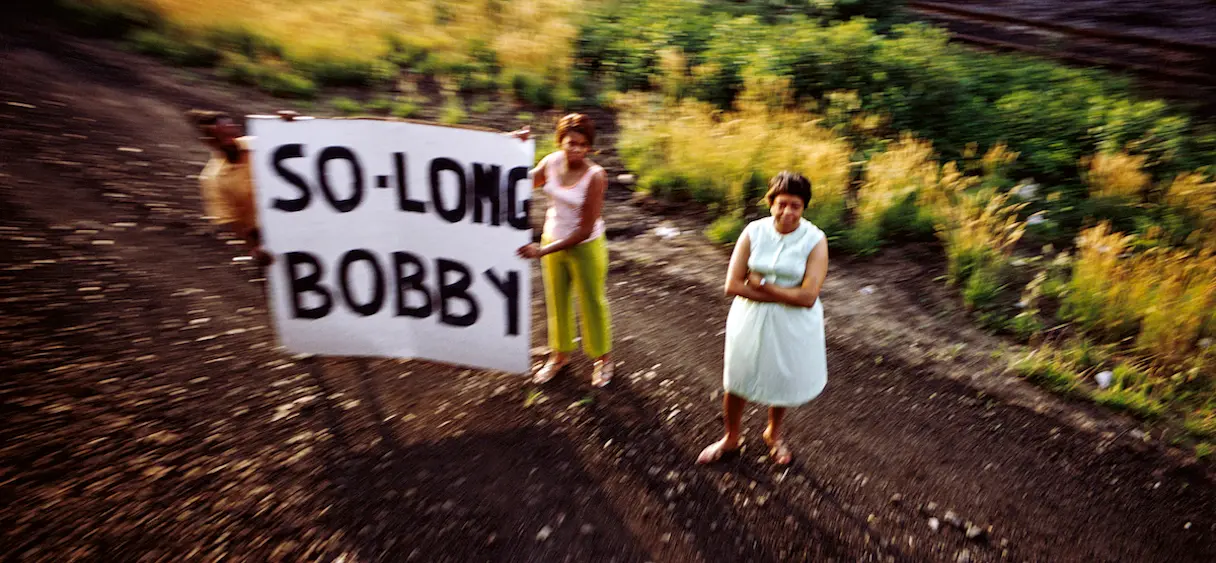 Arles 2018 : Paul Fusco dresse le portrait de l’Amérique en deuil depuis le train funéraire de Robert F. Kennedy