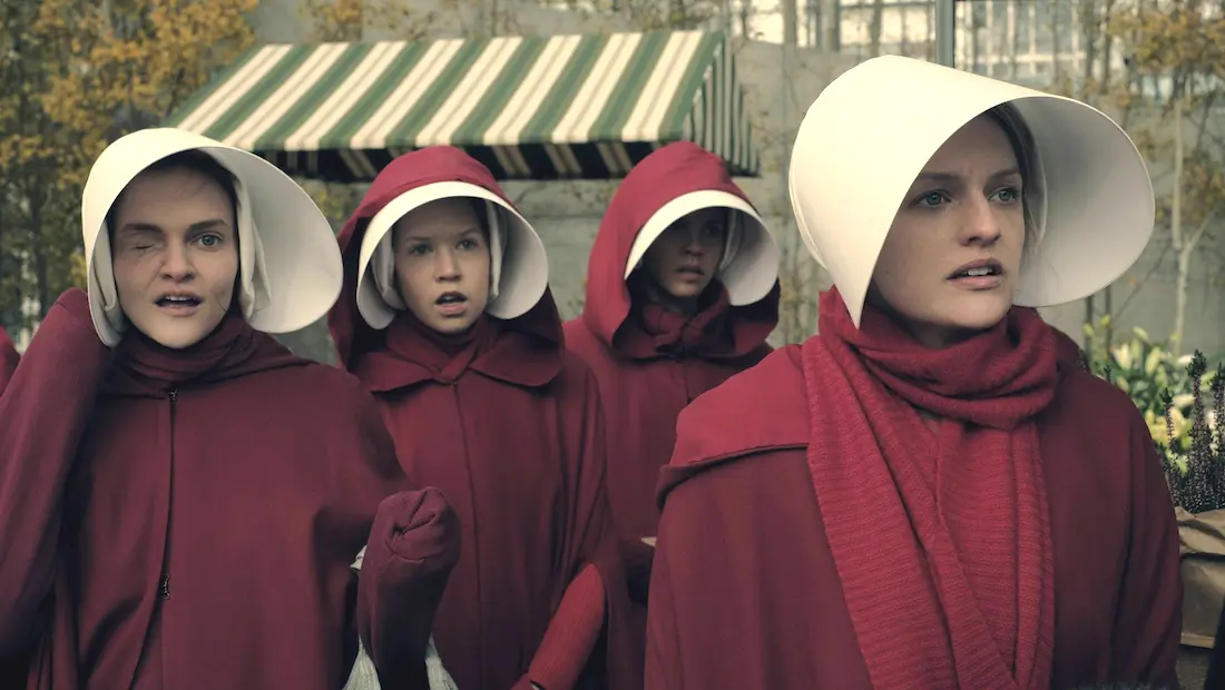 Des costumes “sexy” inspirés de The Handmaid’s Tale font polémique