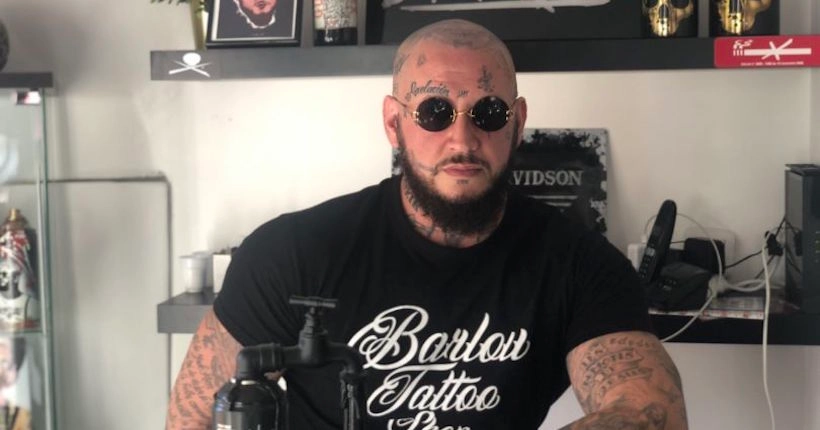 Après Seth Gueko le rappeur, Seth Gueko le tatoueur