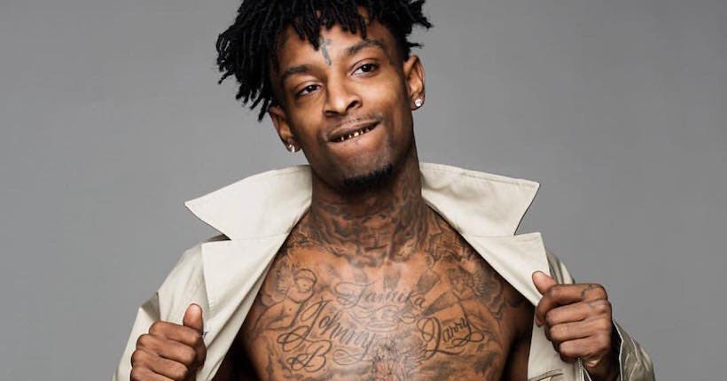 21 Savage torse nu, montrant ses tatouages.