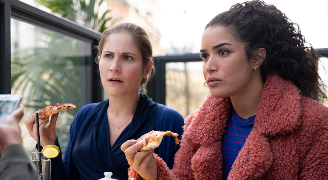 Emilie et Charlotte, pizzas à la main et un regard abassourdi.