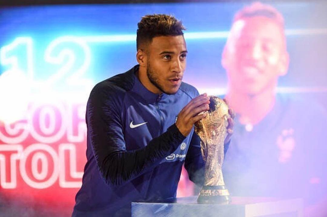 Vidéo : pour la bonne cause, Tolisso dévoile les posters de sa chambre à Clairefontaine