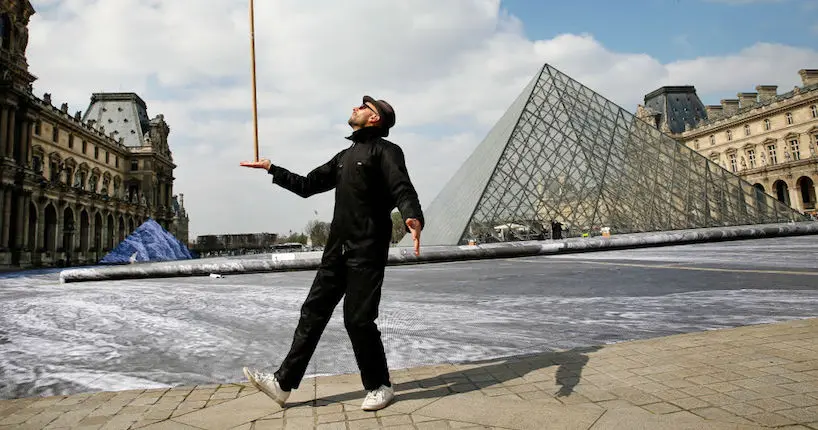 JR investit la pyramide du Louvre pour les 30 ans du monument