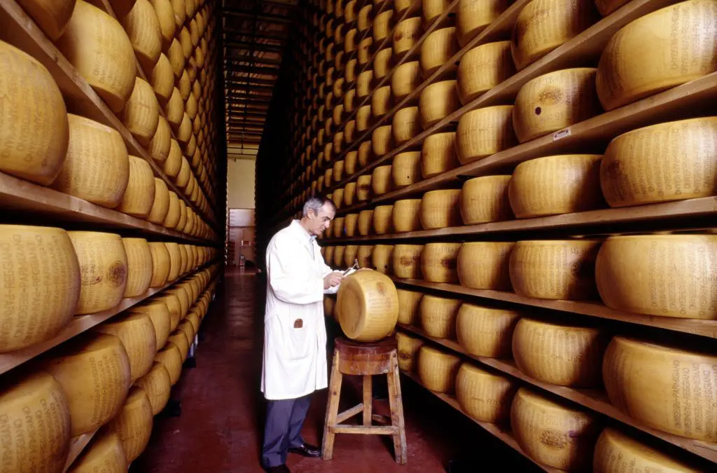 Pourquoi les producteurs italiens veulent-ils “cacher” leur parmesan ?