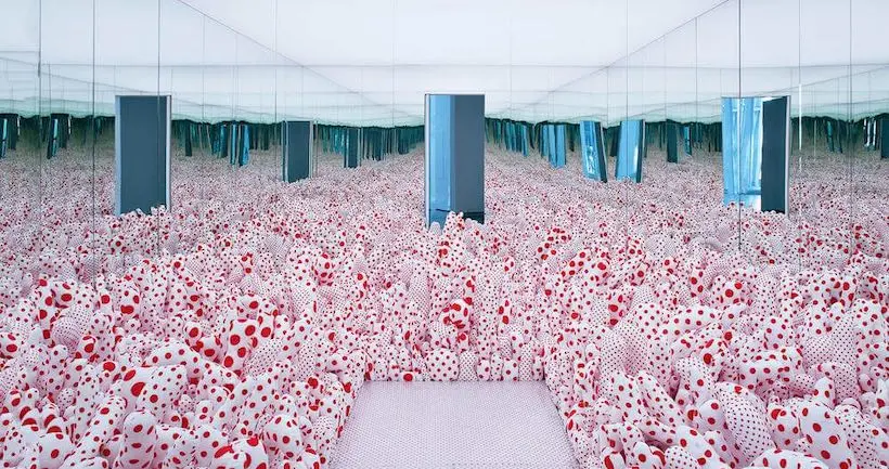 À Paris, Yayoi Kusama signe une installation démentielle faite de miroirs et de pois