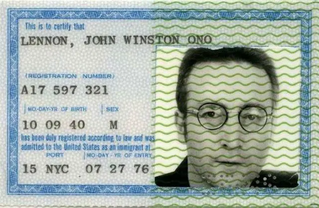 En images : d’Einstein à John Lennon, les passeports des grands du XXe siècle