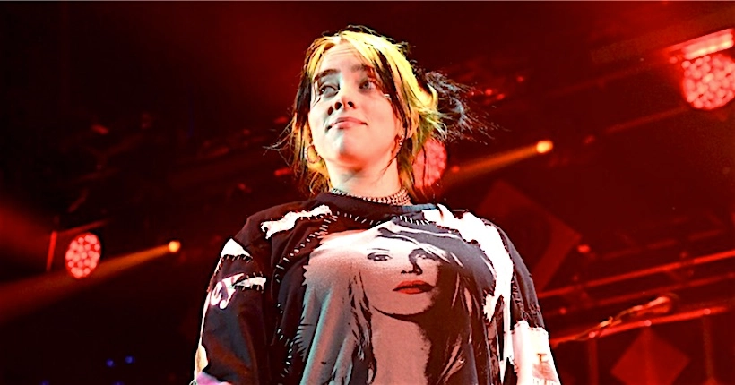 Vidéo : Billie Eilish se met à nu en plein concert et dénonce le body-shaming