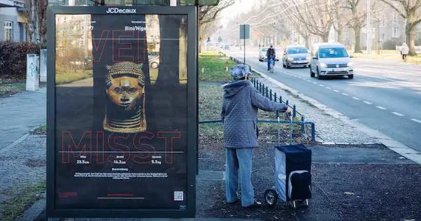 Dans les rues, un artiste dénonce l’exposition d’œuvres pillées au Nigeria