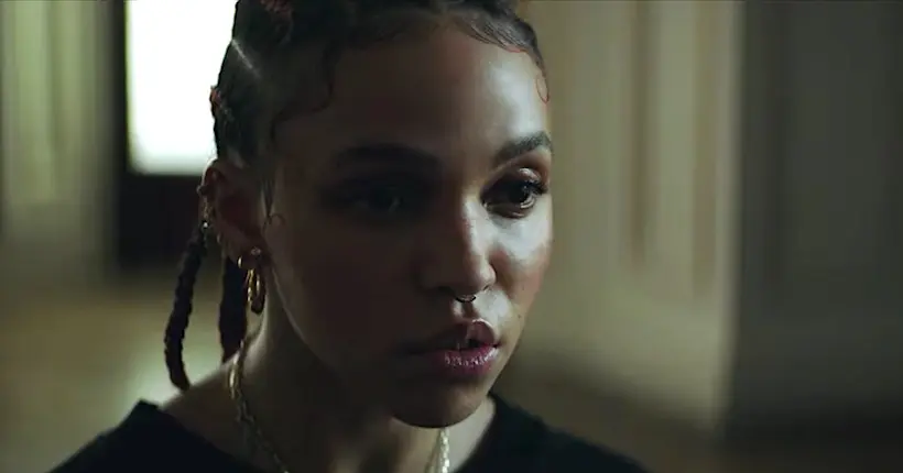 FKA Twigs met en avant une sculpture qui dénonce l’esclavage dans son dernier clip