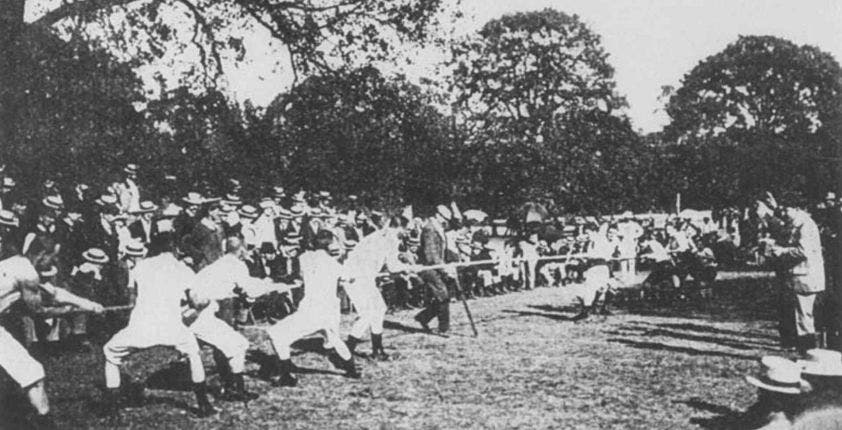 <p>Le tir à la corde, à Paris en 1900 (© Olympics.org)</p>
