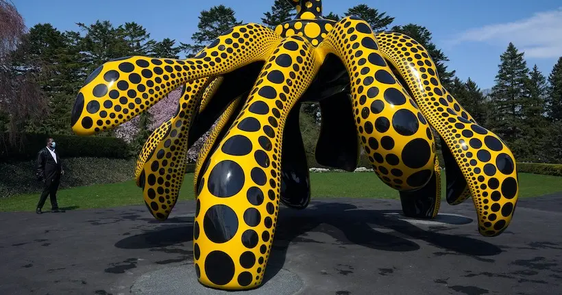 L’artiste Yayoi Kusama expose ses impressionnantes sculptures florales