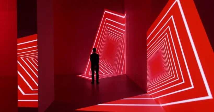 Les installations sensorielles d’Olivier Ratsi au cœur d’une exposition lumineuse