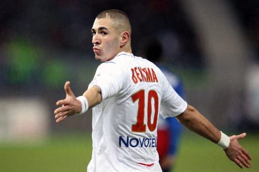 <p>Benzema sous le maillot lyonnais, en 2009 (Photo by KENZO TRIBOUILLARD / AFP)</p>
