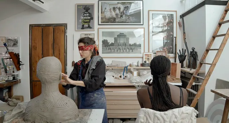 Dans l’obscurité, Prune Nourry vous invite à découvrir ses sculptures en les touchant