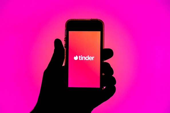 Le Cirque Tinder, épisode 1 : trouver l’amour, un match à la fois