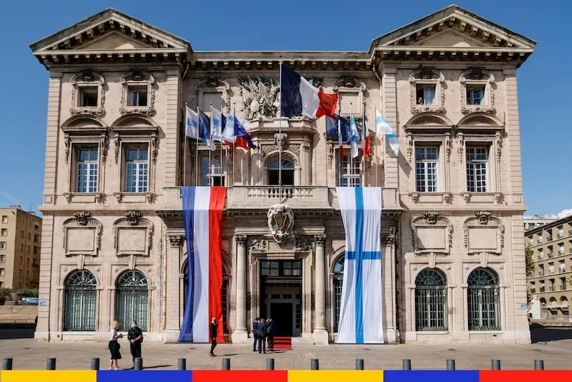 À Marseille, un policier a été agressé au couteau devant la mairie, l’assaillant tué