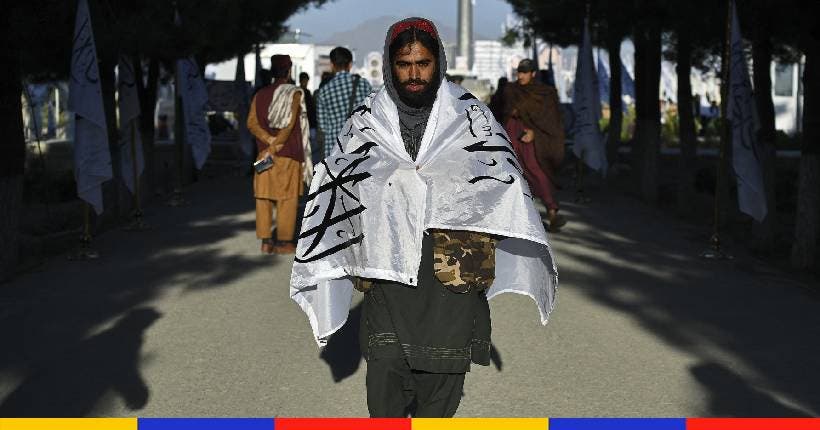 <p>Cérémonie de levée du drapeau des Talibans sur la colline de Wazir Akbar Khan à Kaboul (© Ahmad SAHEL ARMAN / AFP)</p>
