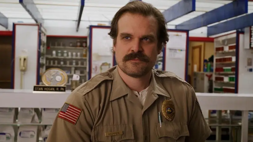 Stranger Things : David Harbour est chaud pour un spin-off sur la jeunesse d’Hopper