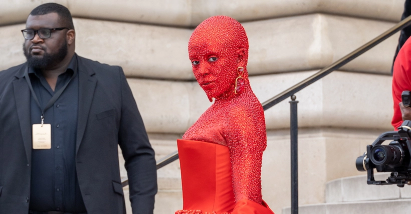 Fashion Week 2023 : Doja Cat provoque une vague de trypophobie au défilé Haute Couture de Schiaparelli