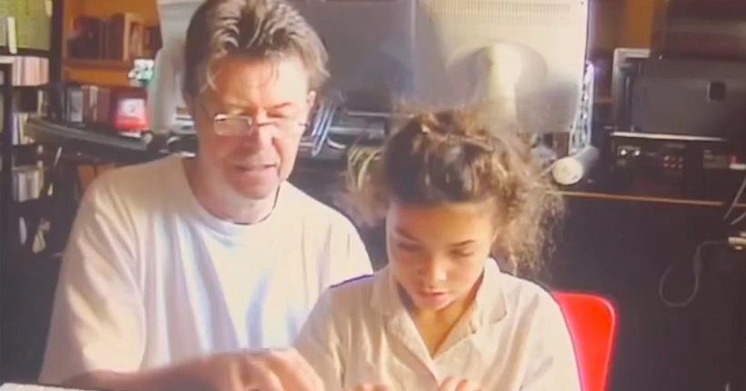 David Bowie qui joue du piano avec sa fille, la vidéo la plus émouvante que vous verrez aujourd’hui