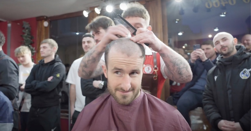 Les joueurs et le staff du Bristol Rovers FC se rasent le crâne pour soutenir leur coéquipier atteint d’un cancer